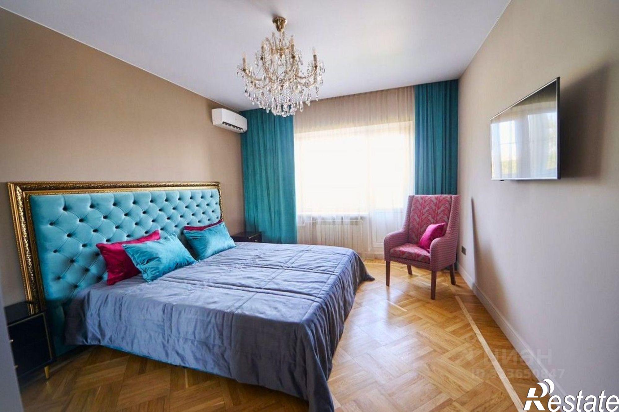 Сдать квартиру за 75 000 рублей на Театральная площадь, 2