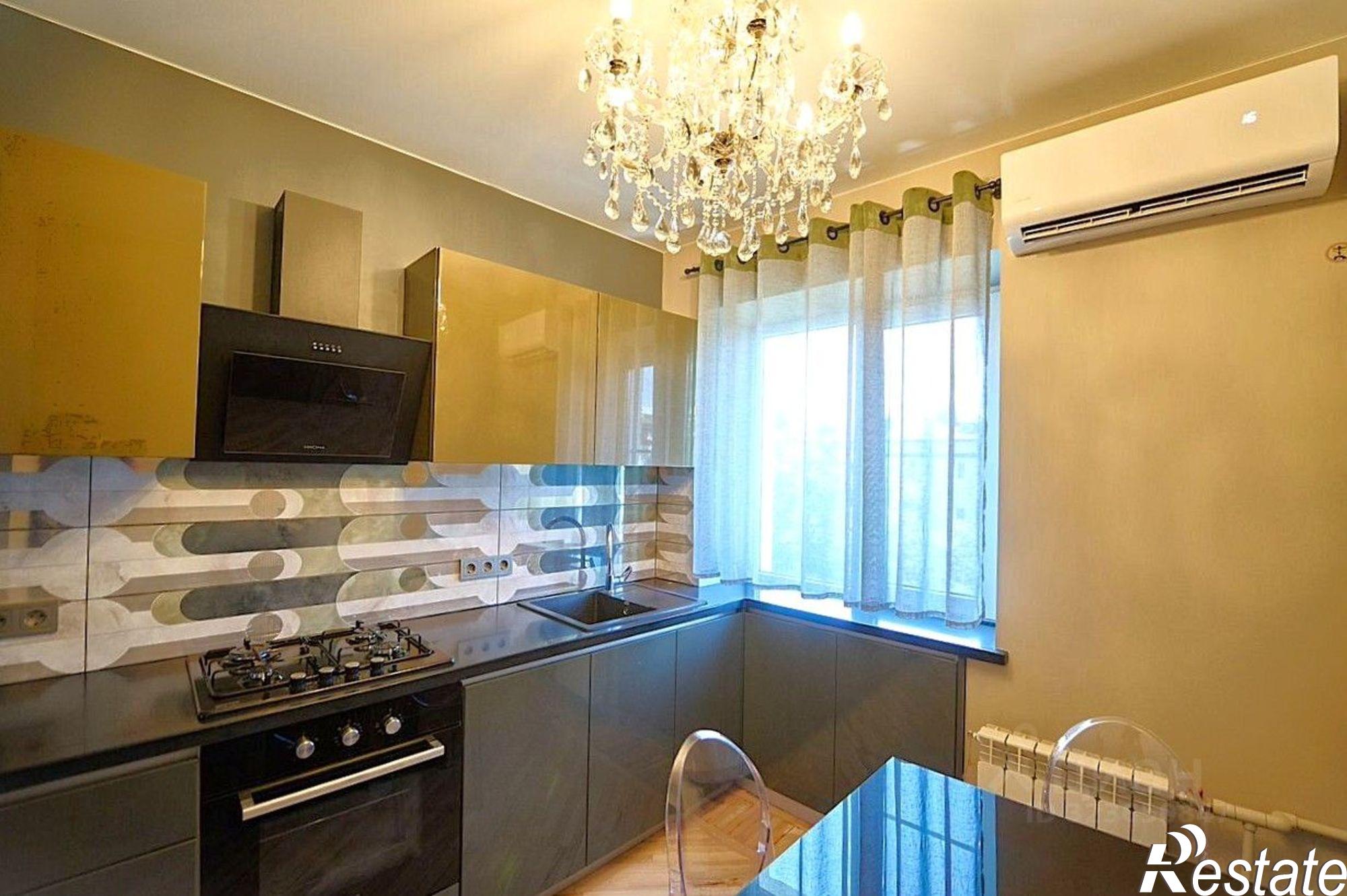 Сдать квартиру за 75 000 рублей на Театральная площадь, 2