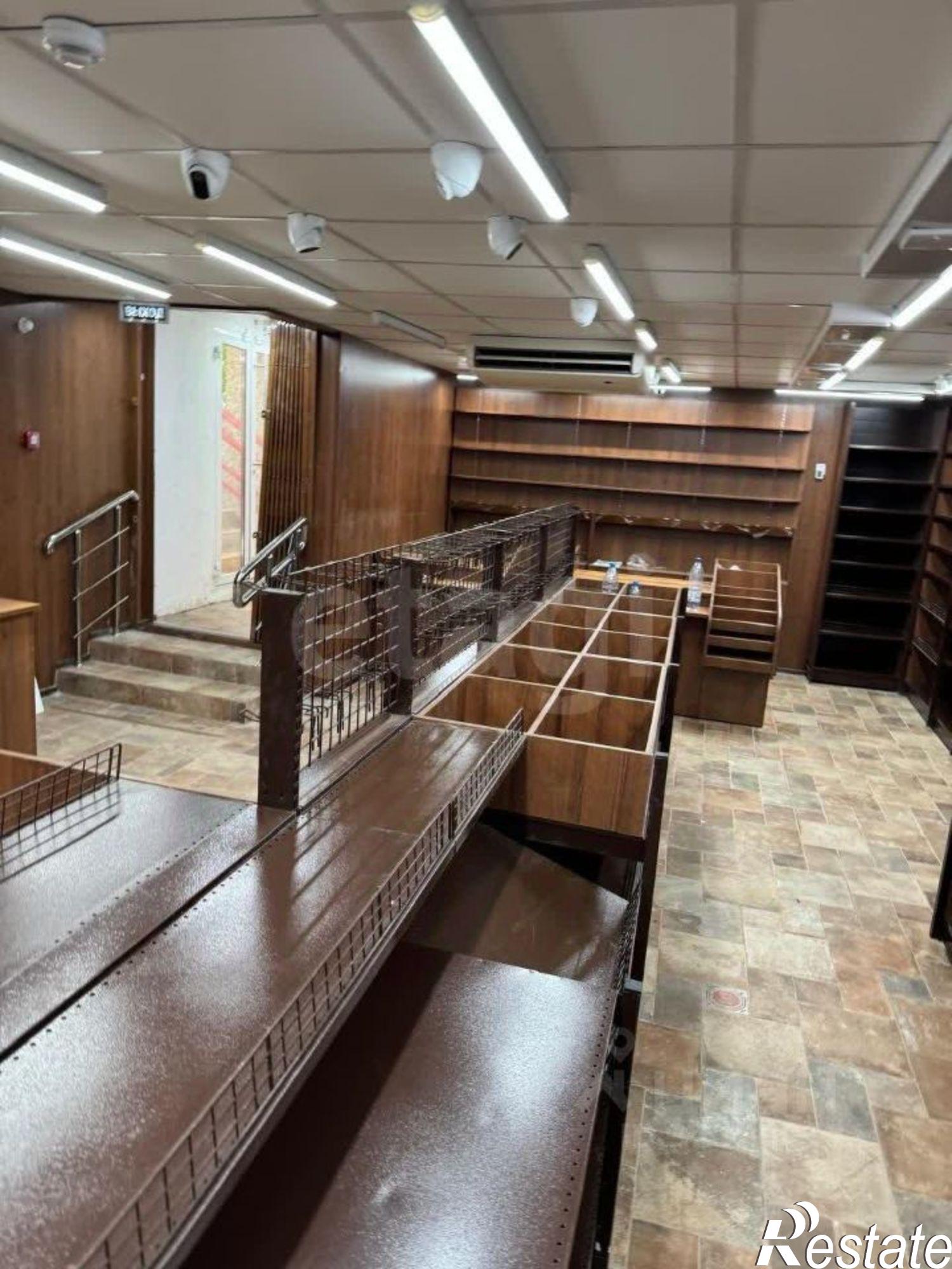 Купить торговое помещение за 11 000 100 рублей на Соборный переулок, 7