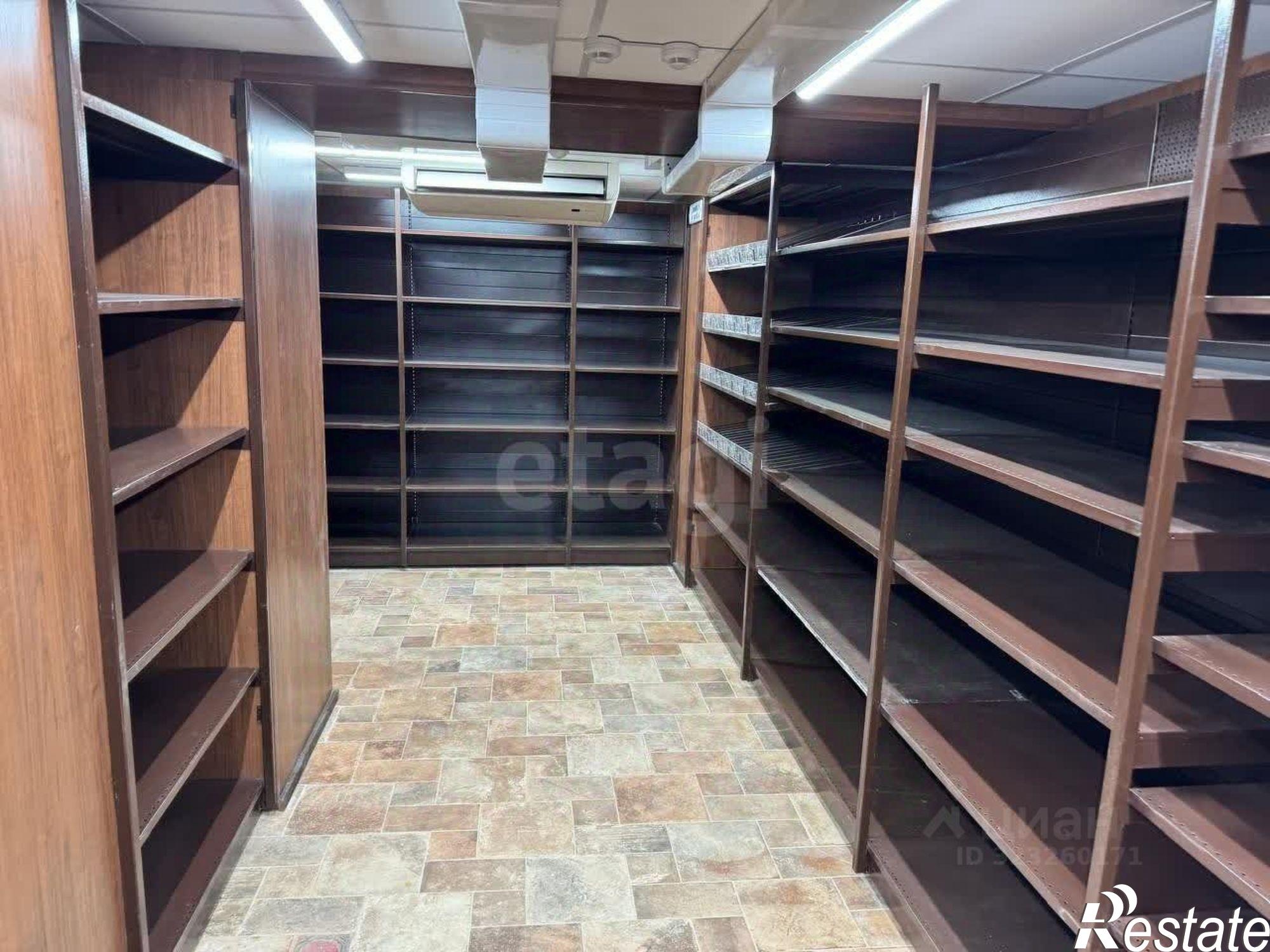 Купить торговое помещение за 11 000 100 рублей на Соборный переулок, 7