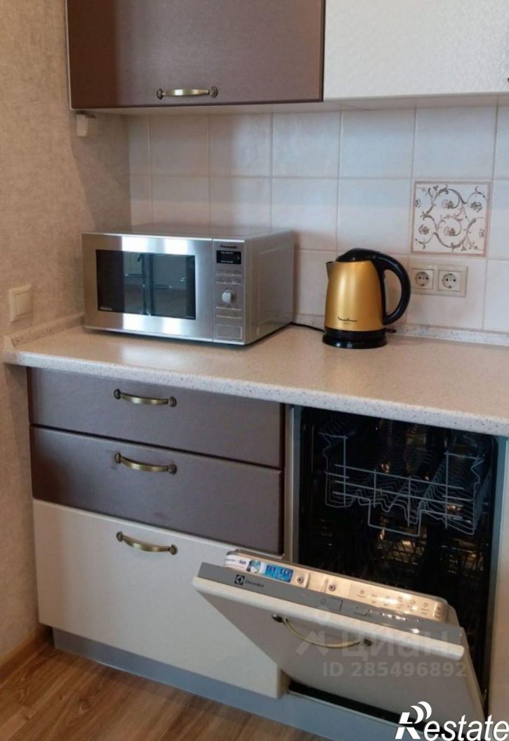 3-комн квартира улица Малюгиной, 220,  д. 220