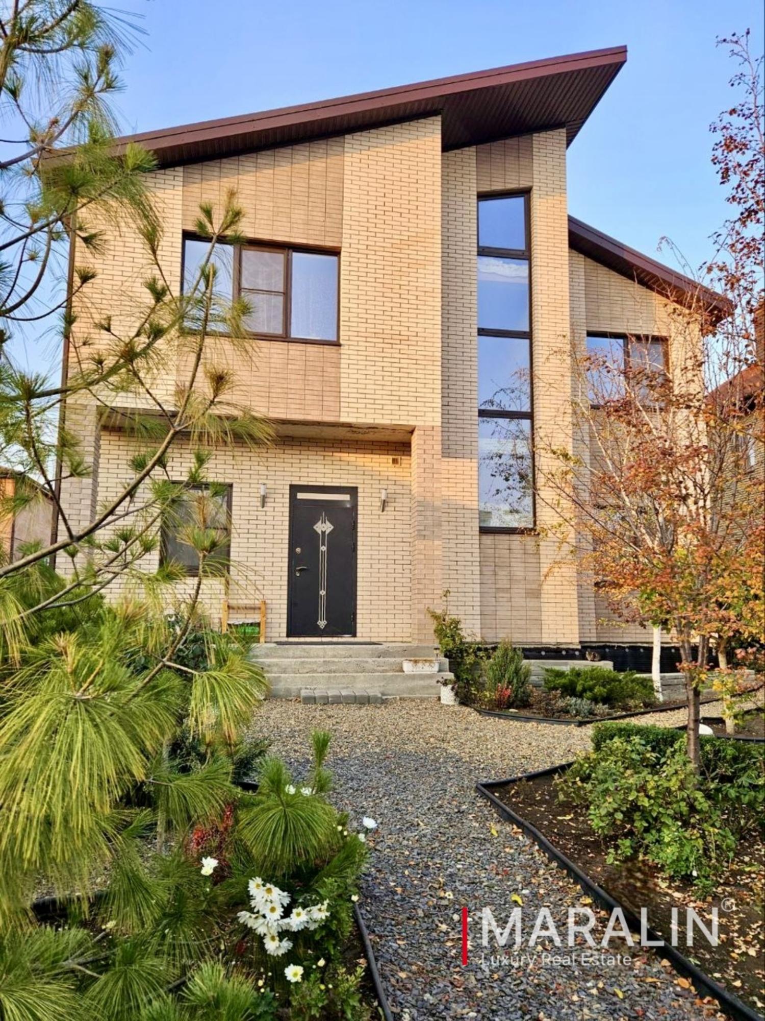 Купить дачу, дом, коттедж за 26 000 000 рублей на 2-я Праздничная, 16