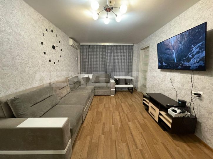 3-комн квартира улица Оганова, 8/1