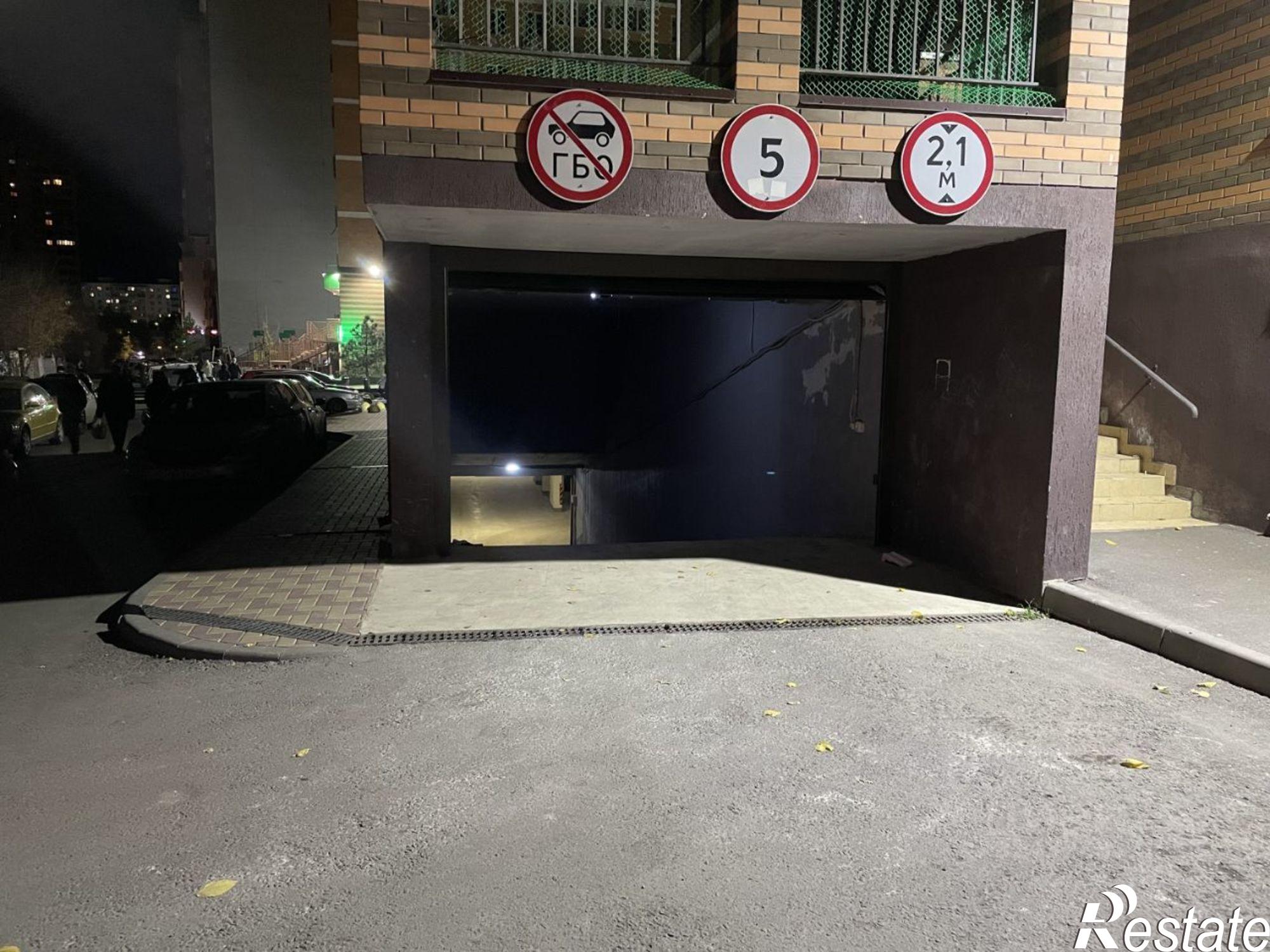 Купить гараж, место в паркинге за 1 800 000 рублей на бульвар Комарова, 18/3 с1