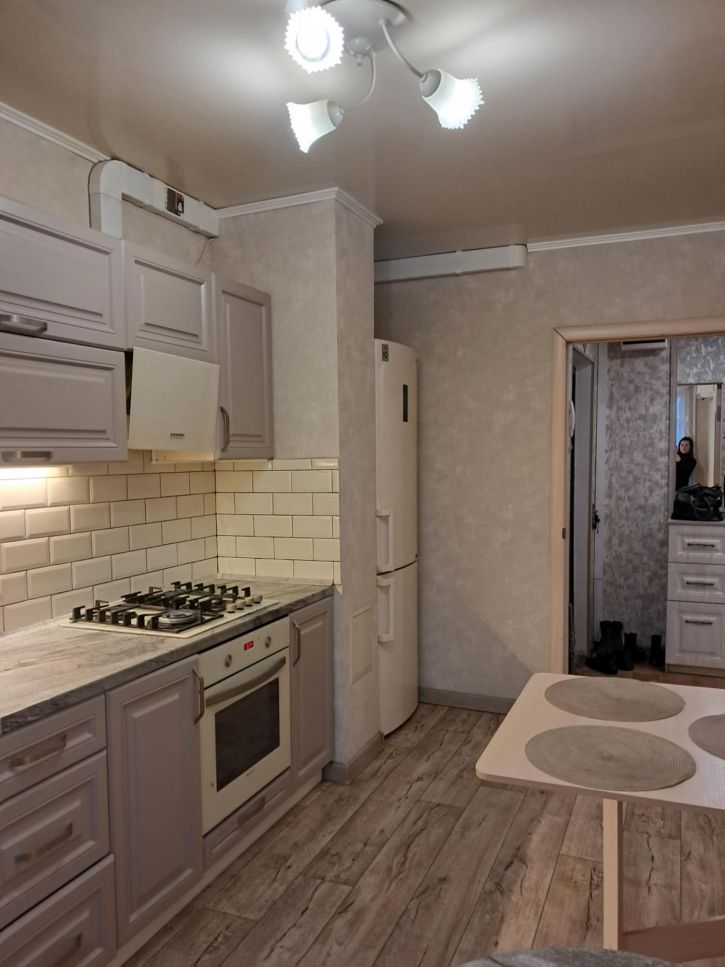 3-комн квартира Комарова б-р., 4