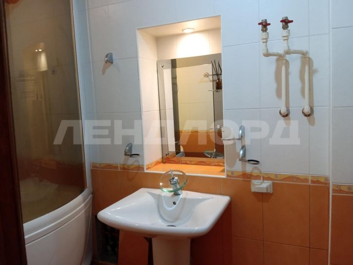 4-комн квартира улица 2-я Линия, 4