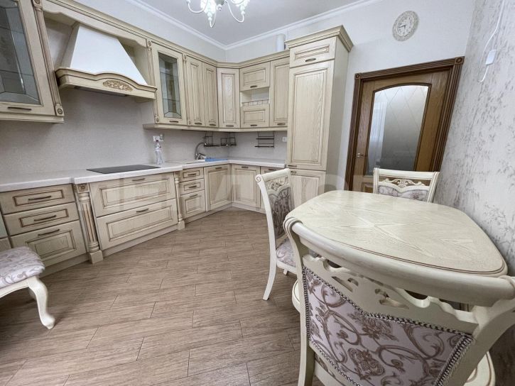 3-комн квартира улица Малюгиной, 232