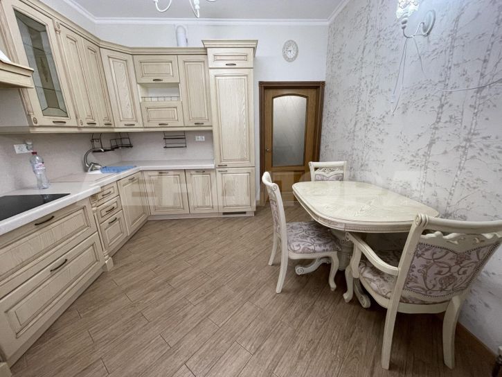 3-комн квартира улица Малюгиной, 232