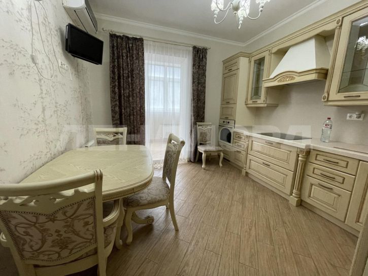 3-комн квартира улица Малюгиной, 232