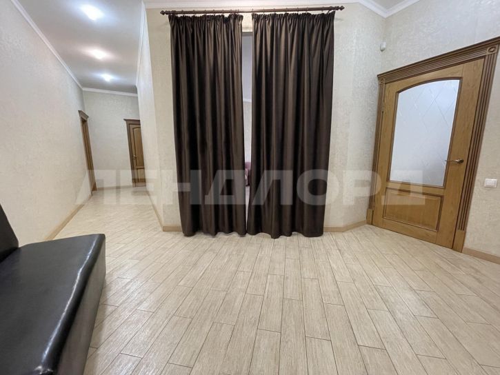 3-комн квартира улица Малюгиной, 232