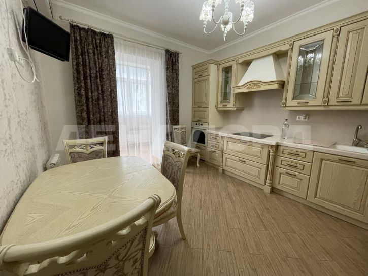 3-комн квартира улица Малюгиной, 232