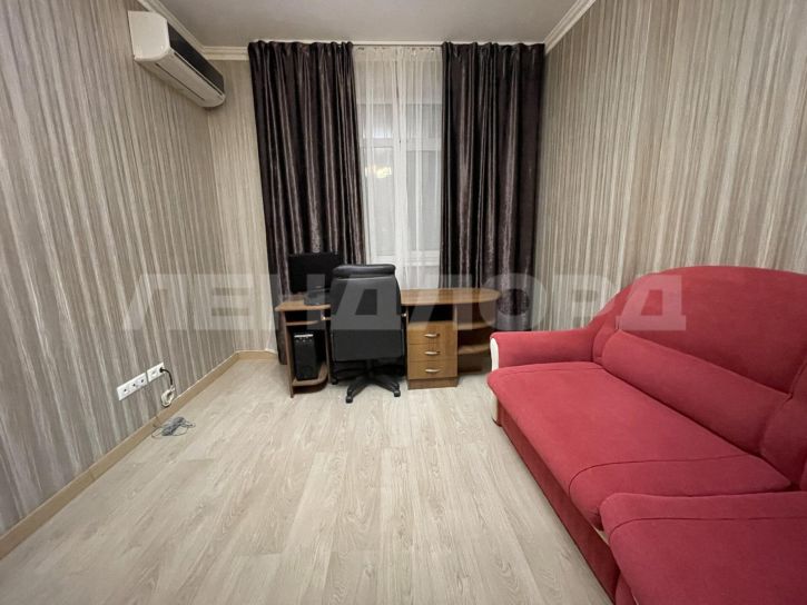 3-комн квартира улица Малюгиной, 232