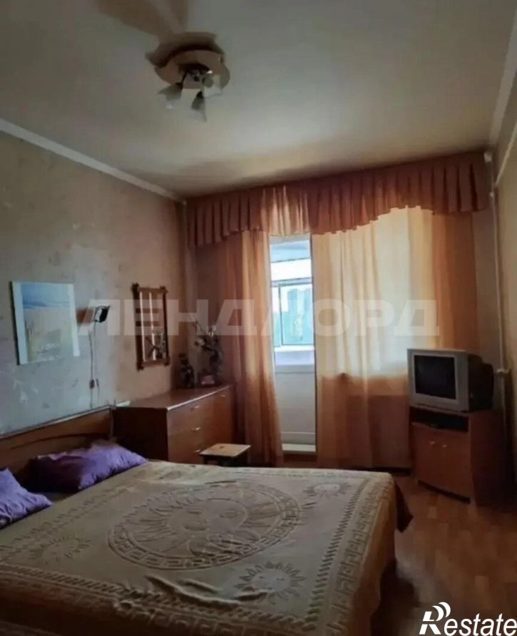 3-комн квартира улица Думенко, 1/1